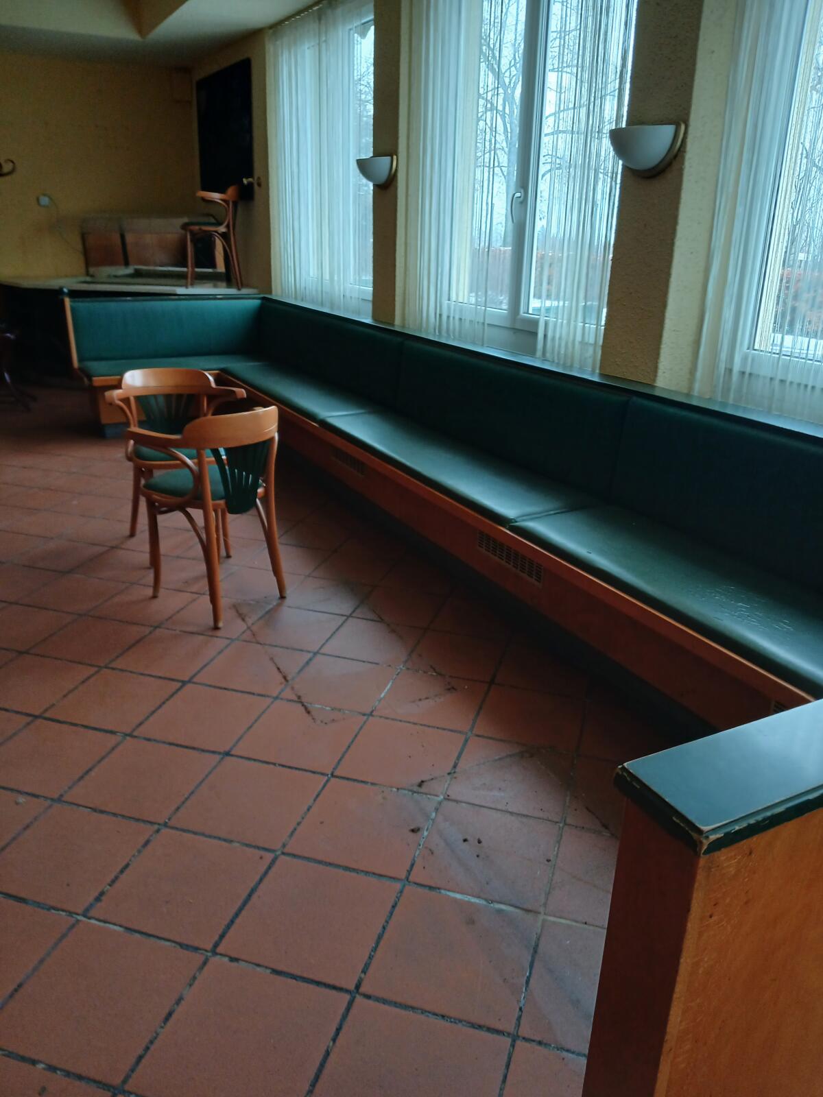 Gastronomieauflösung Nirosta Küche Sessel Tische Binnentüren 3