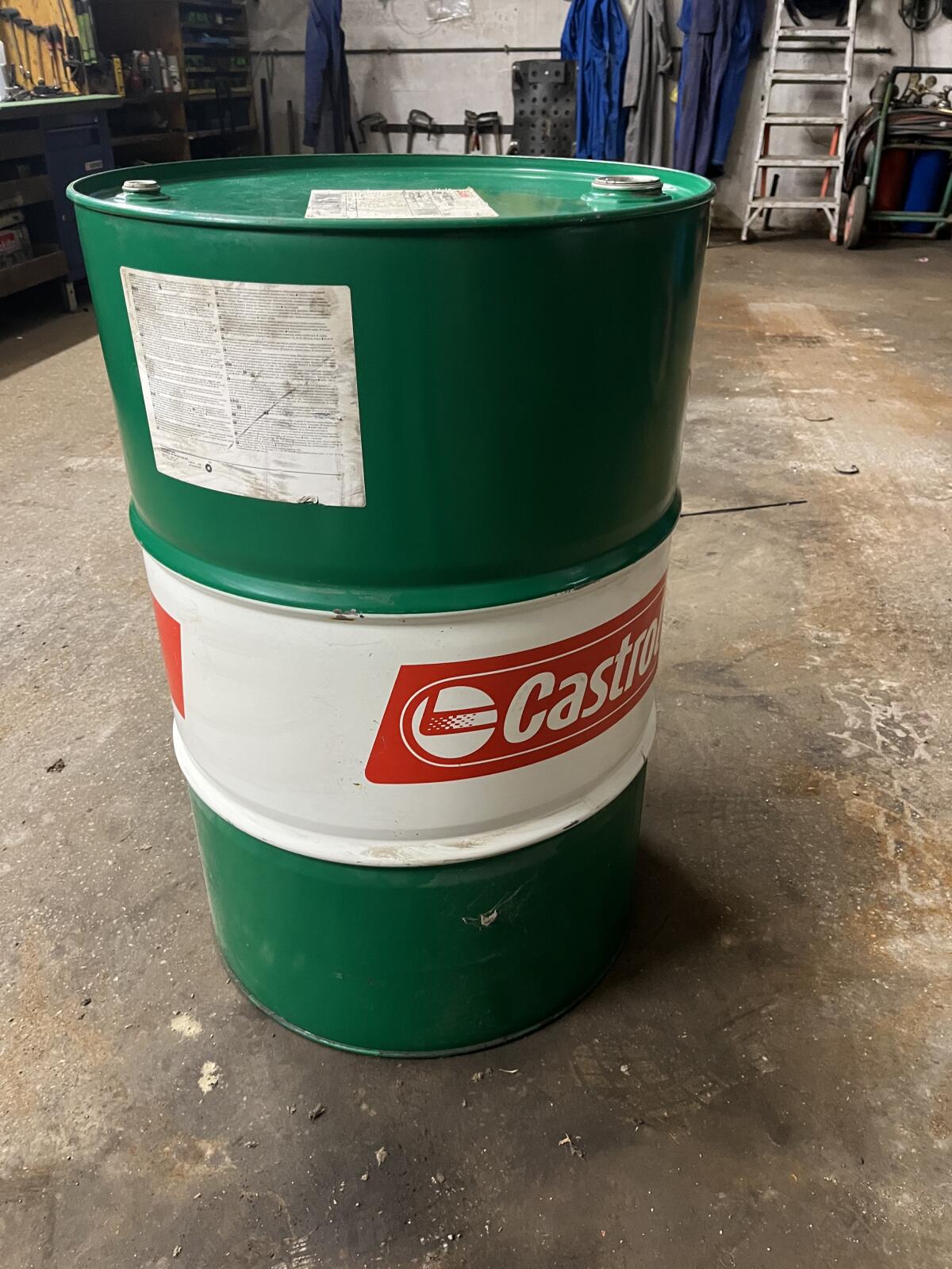 Ölfass 200 l Castrol und 60 l Eurolub 1