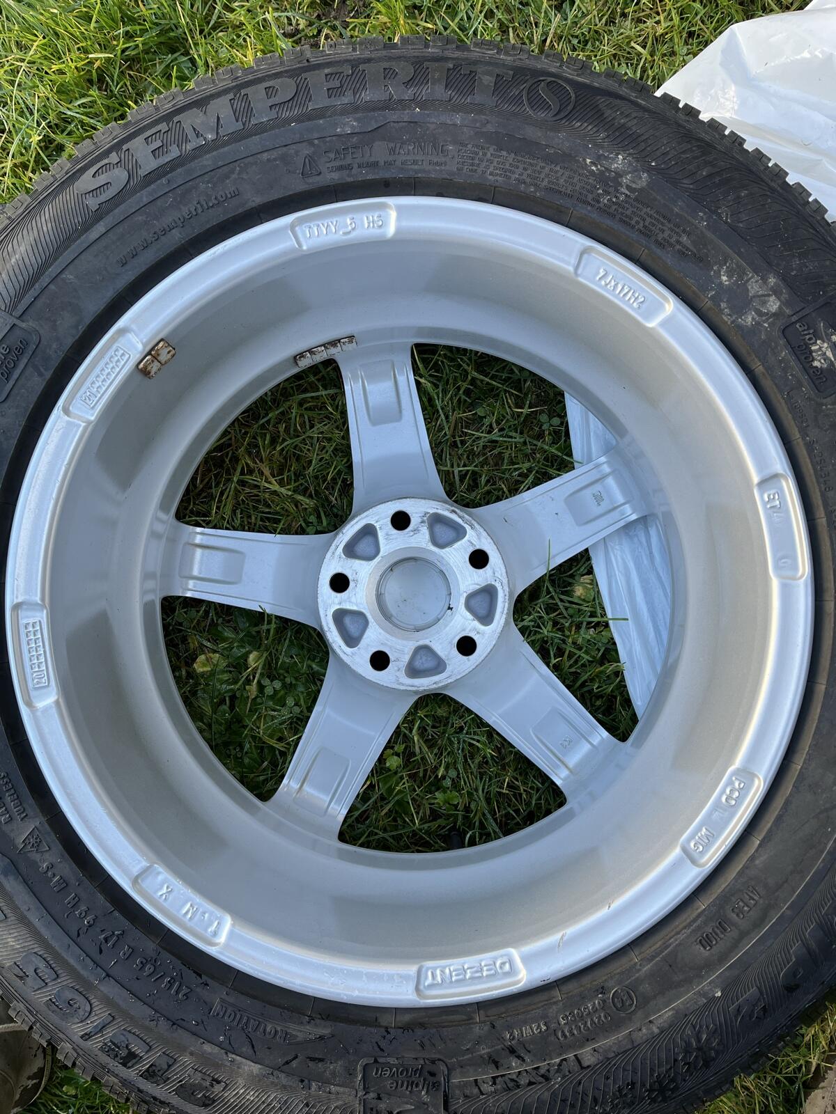 Winterreifen mit gepflegten Alufelgen 2