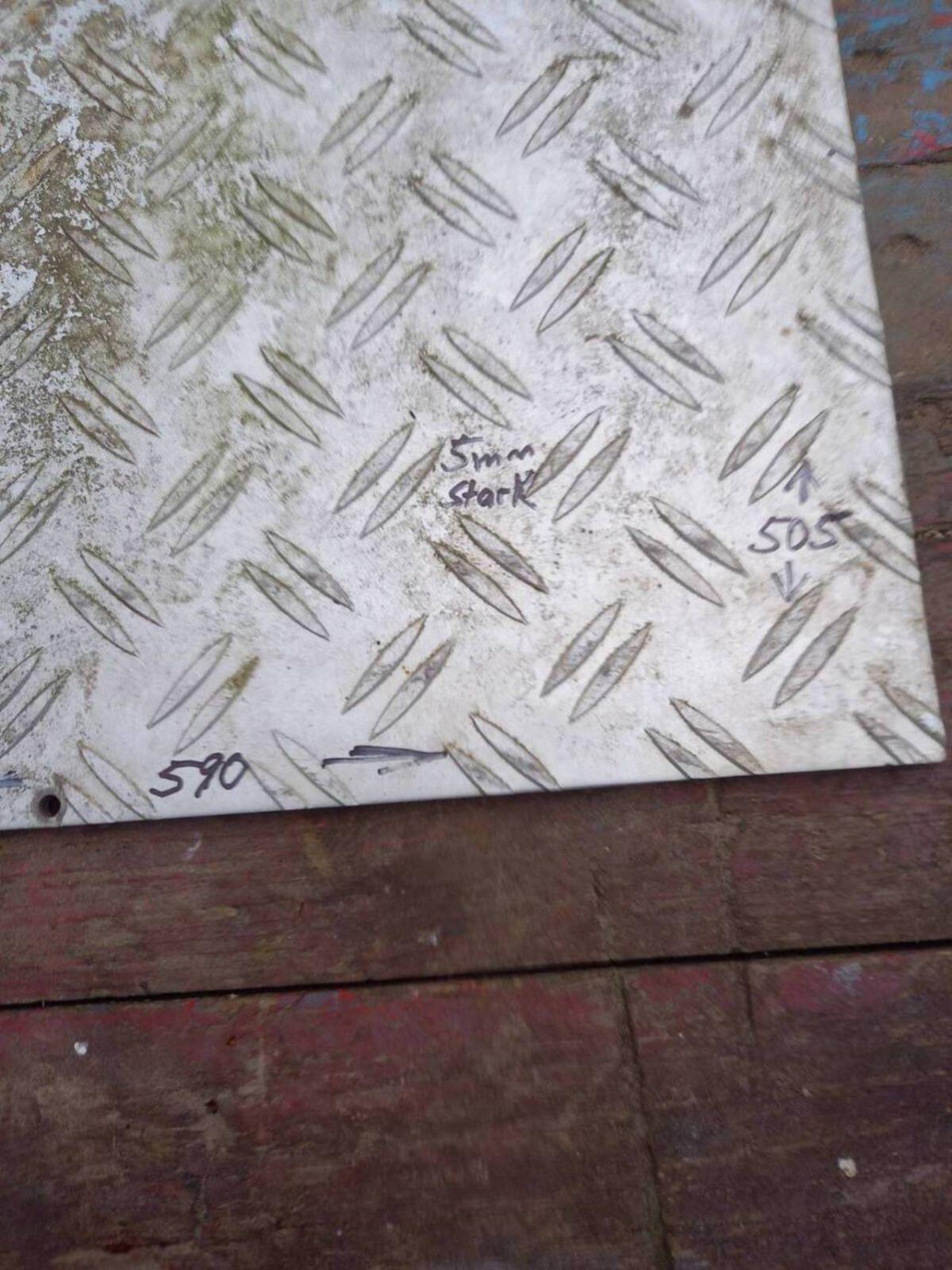 Gebrauchter Schachtdeckel aus Alu 2