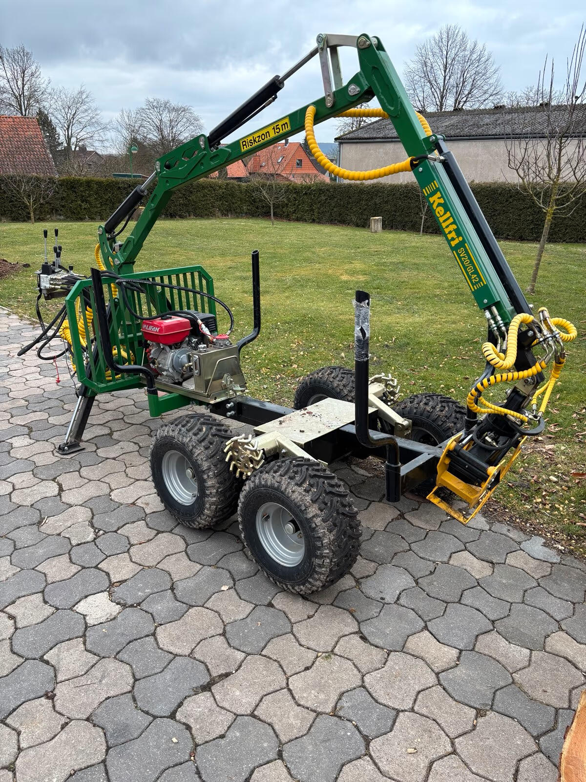 Kellfri Forstanhänger Rückenanhänger 2 t mit 3,6 m Kran 1