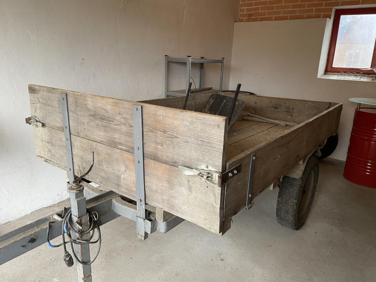 Anhänger mit abnehmbaren Plateau und Rungen für Holz 2