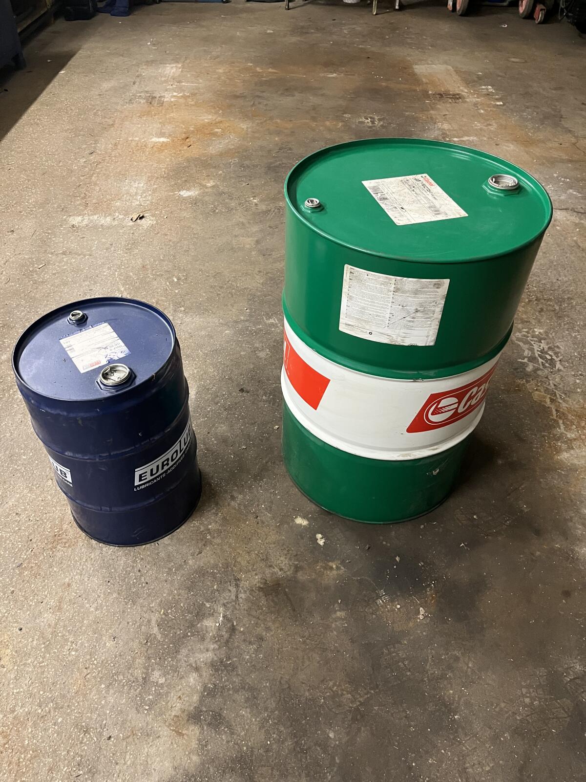 Ölfass 200 l Castrol und 60 l Eurolub 2
