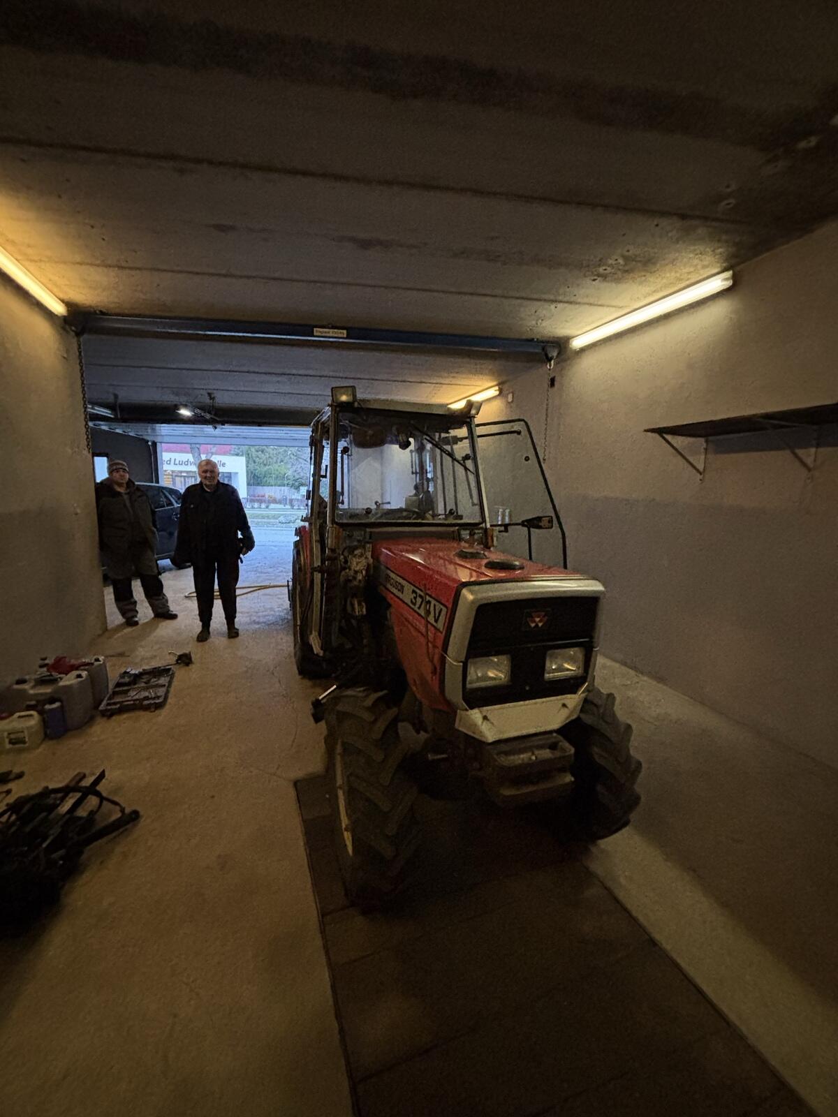 Massey Ferguson 374V 2