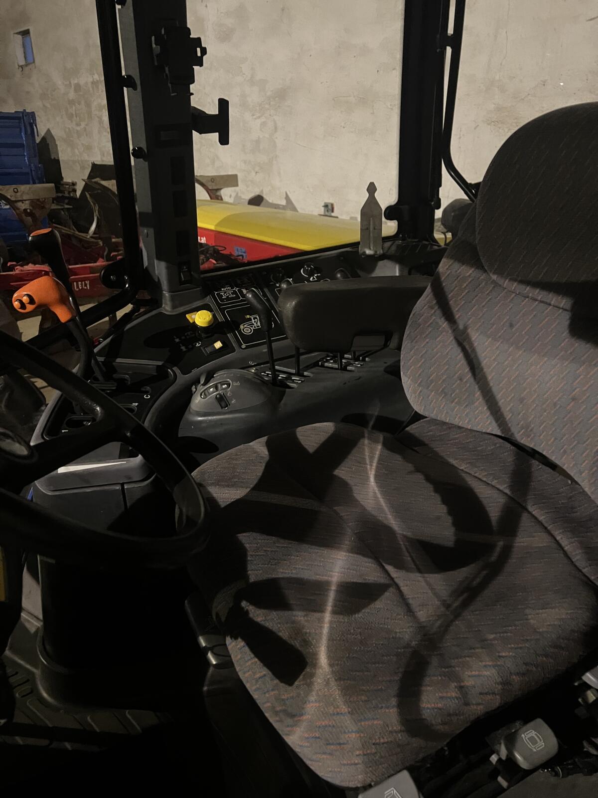 New Holland TM130 3