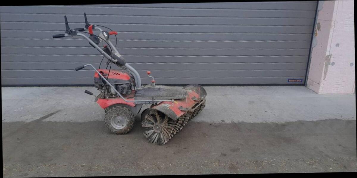 Motorbetriebene Kehrmaschine 2