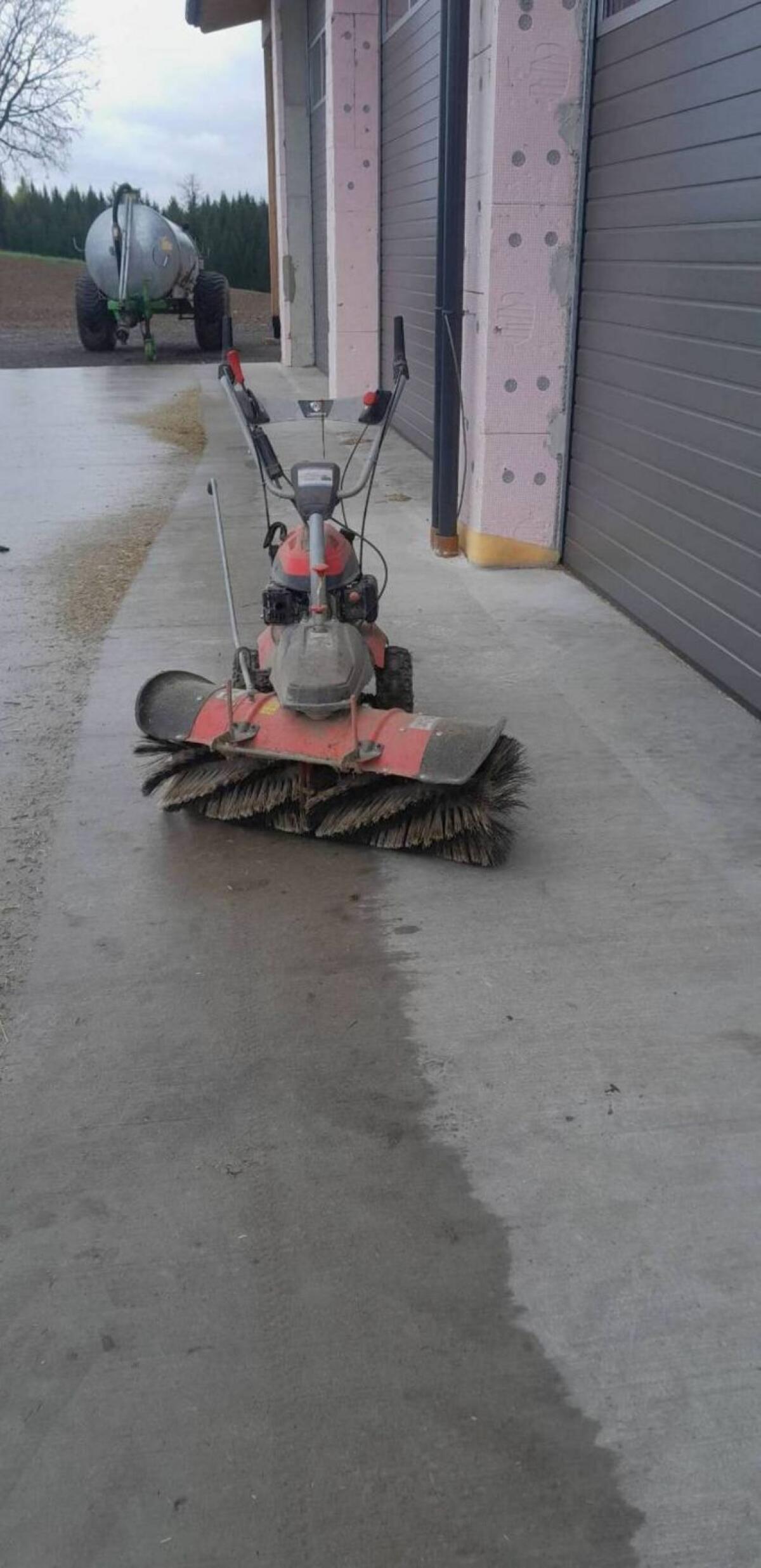 Motorbetriebene Kehrmaschine 1