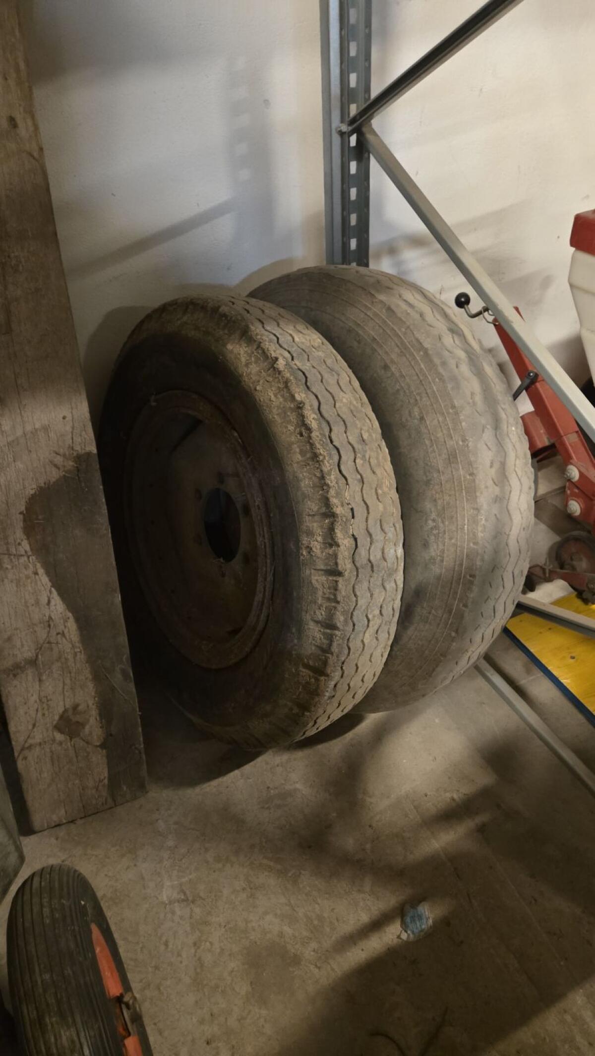 Anhängerreifen inkl. Felge 8.25-20 1