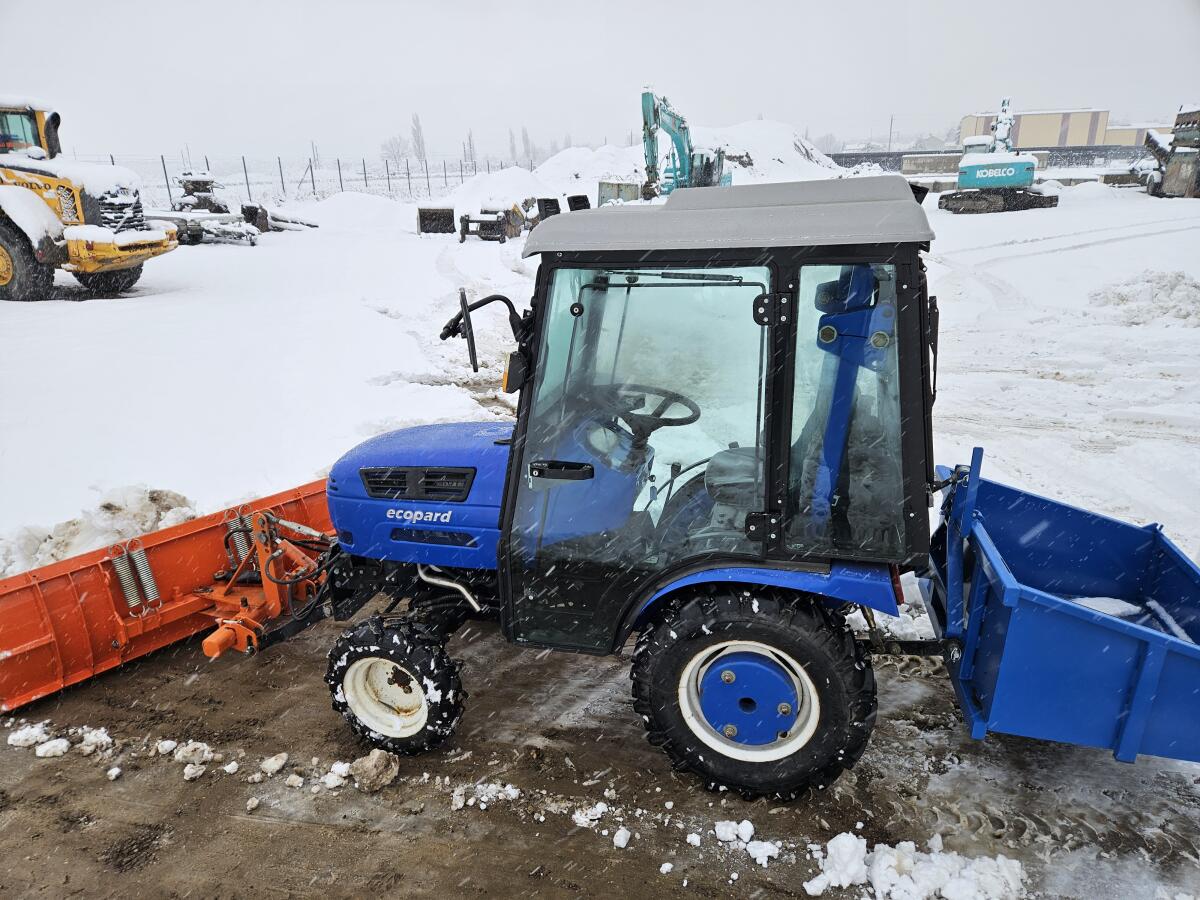 Traktor, Kleintraktor, Schneeschild Marke Mahindra 1