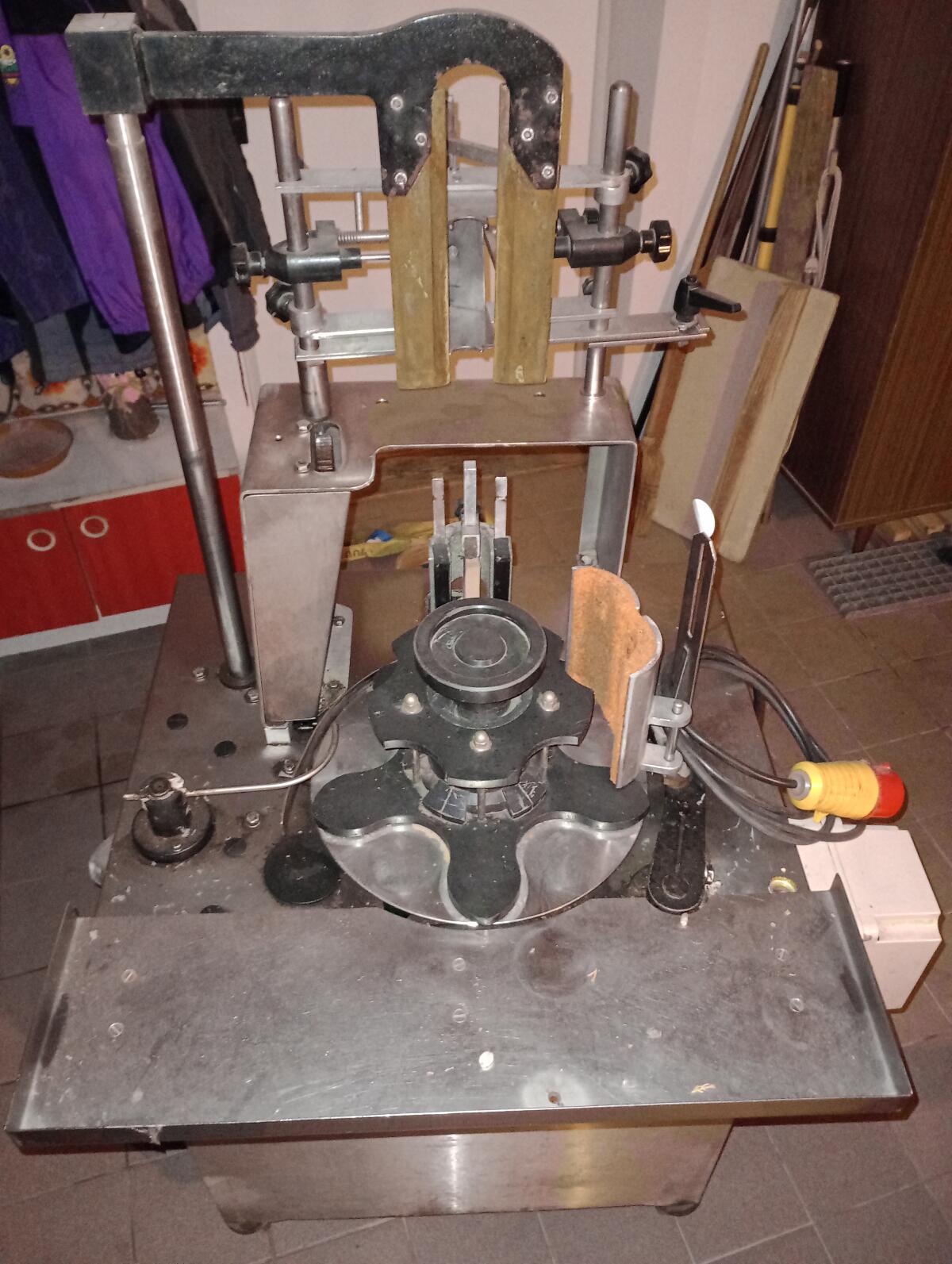 Halbautomatische Leim-Etikettiermaschine Enos 1