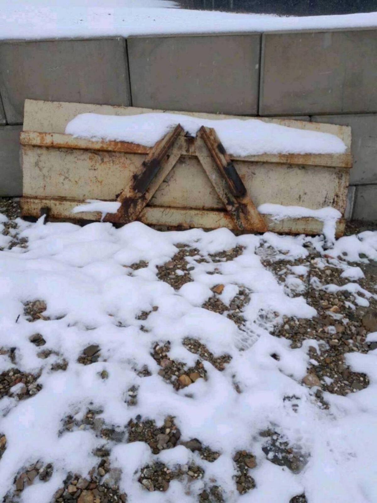 Massives Schneeschild 1