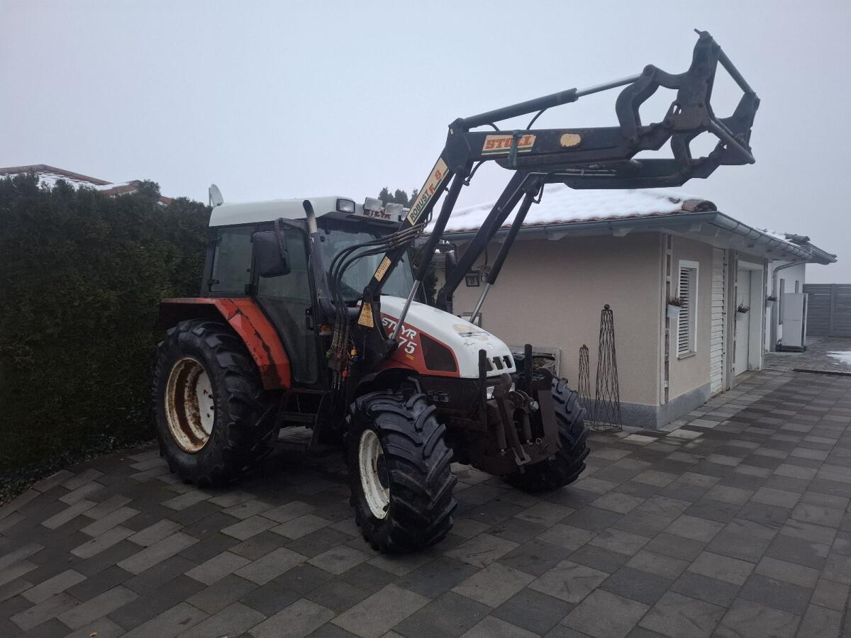 Steyr 975 mit Frontlader, Fronthydraulik 1