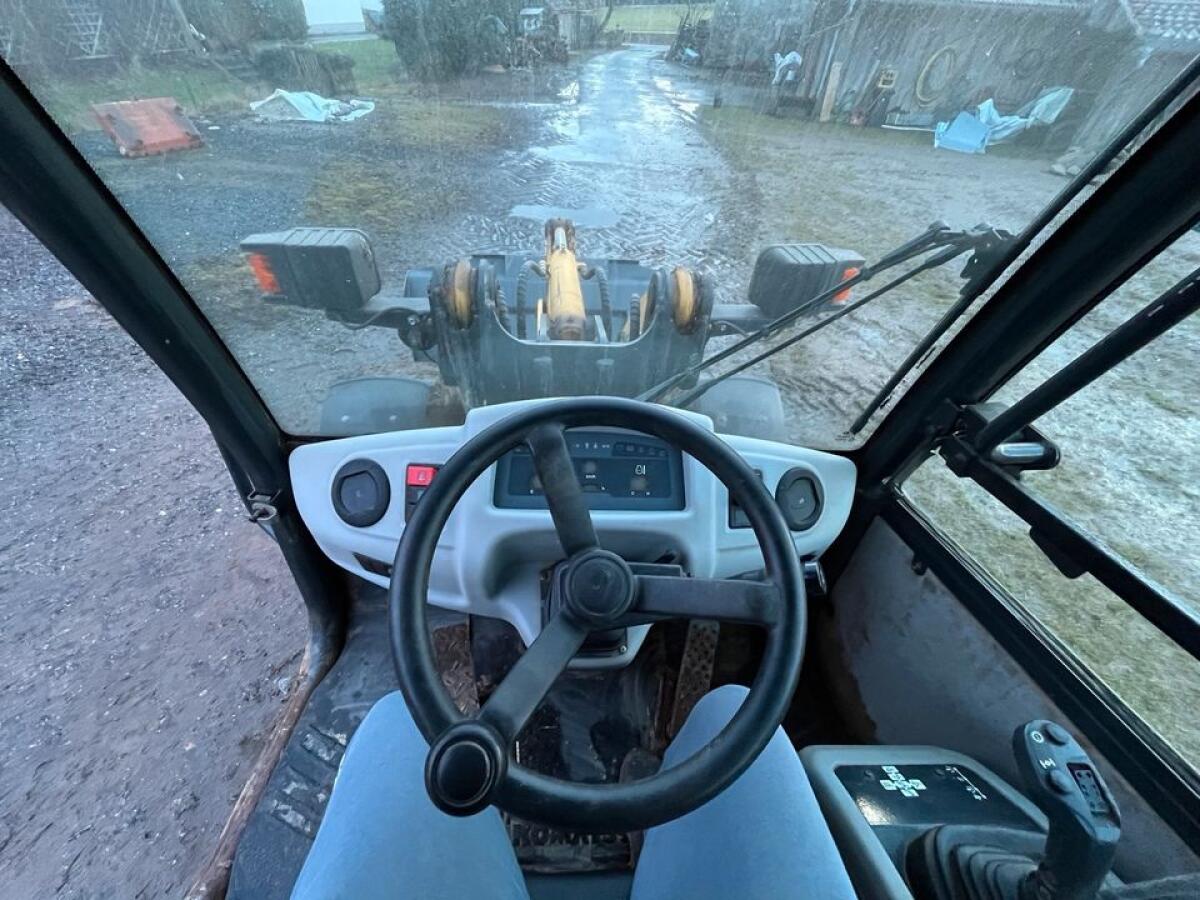 Komatsu WA 70-5 mit Schaufel und Gabel 3