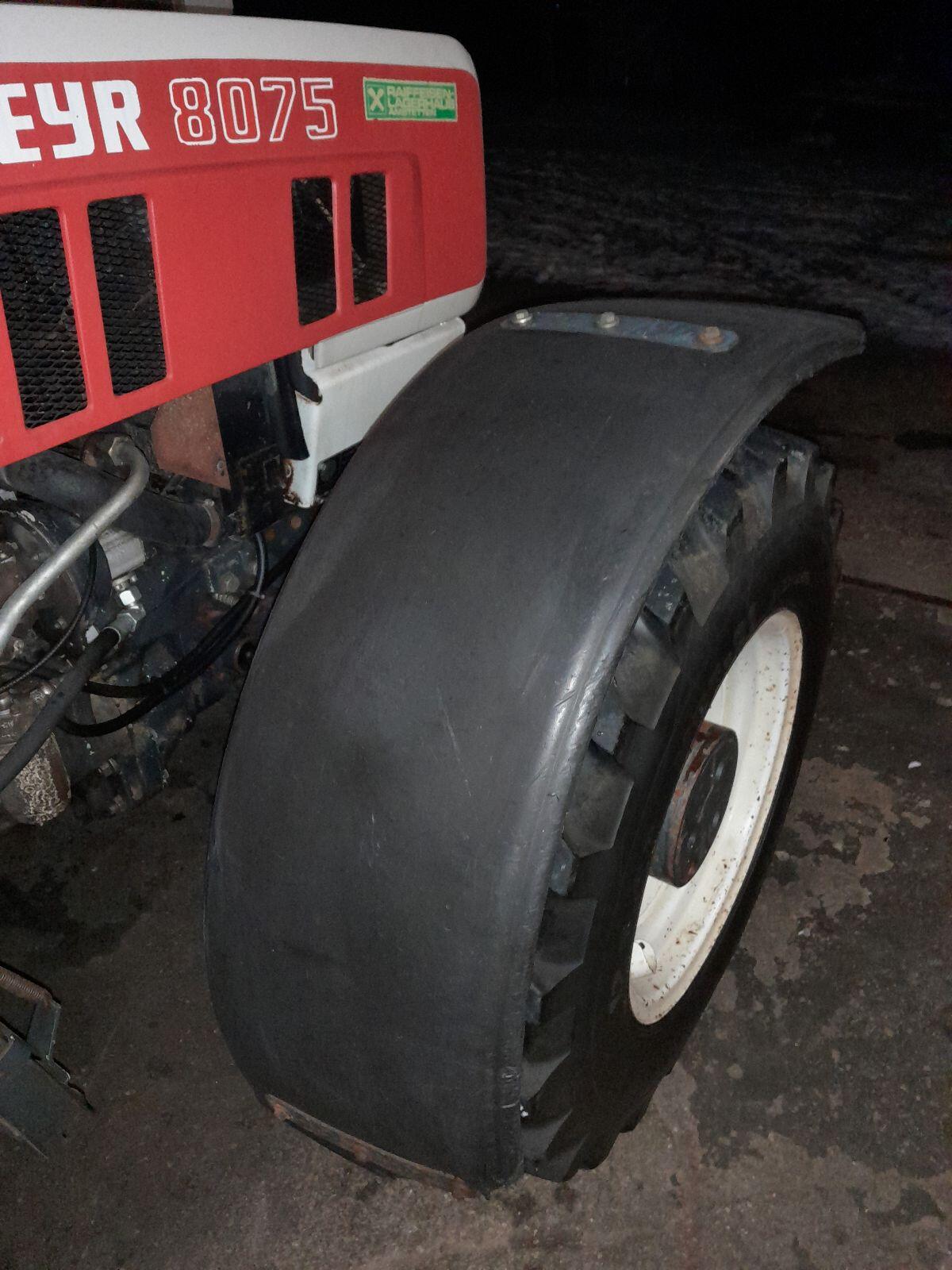 Kotflügelpaar Steyr 8075 mit Halter 1