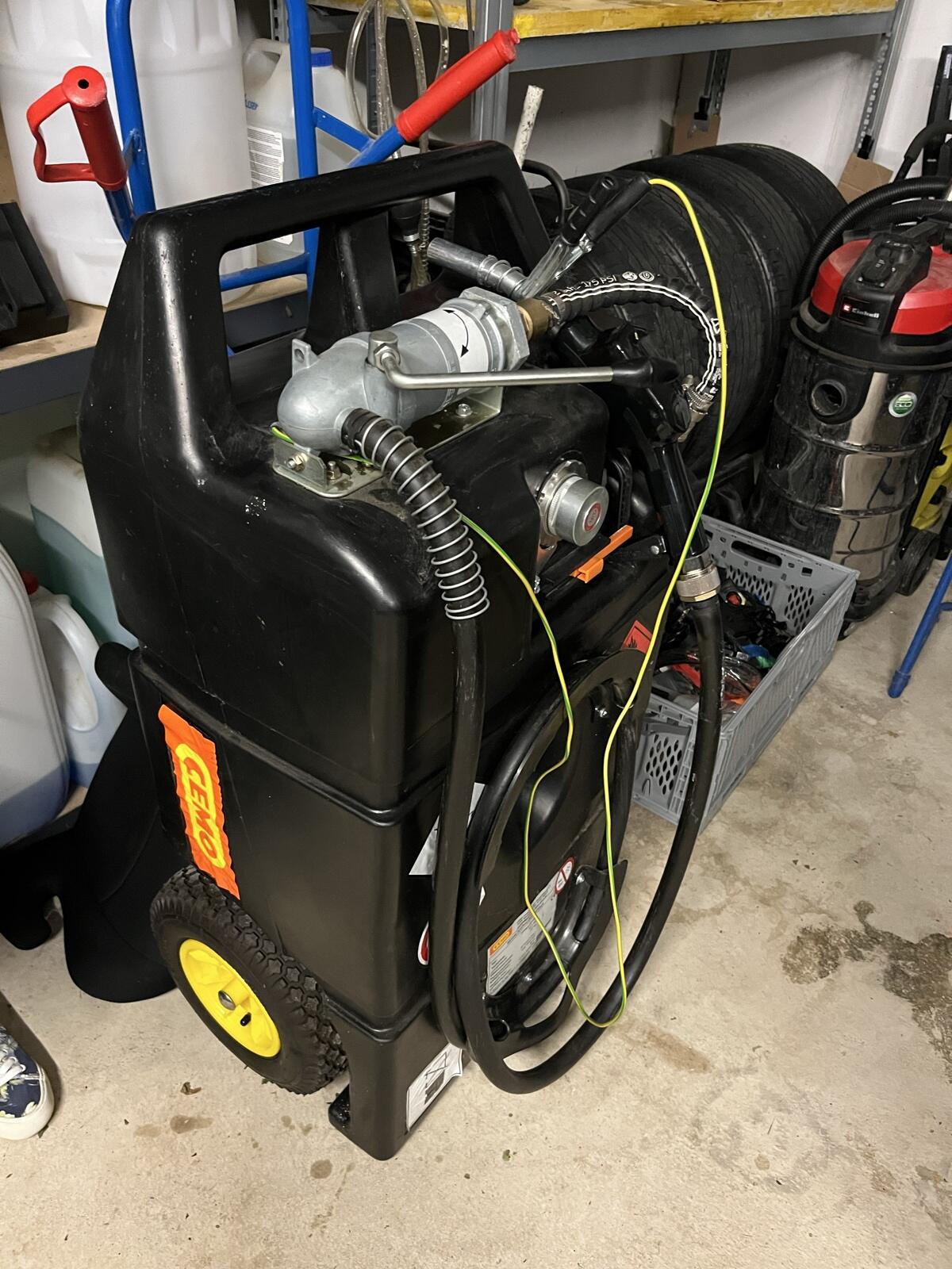 Mobile Tankstelle CEMO 95 l Handpumpe 1