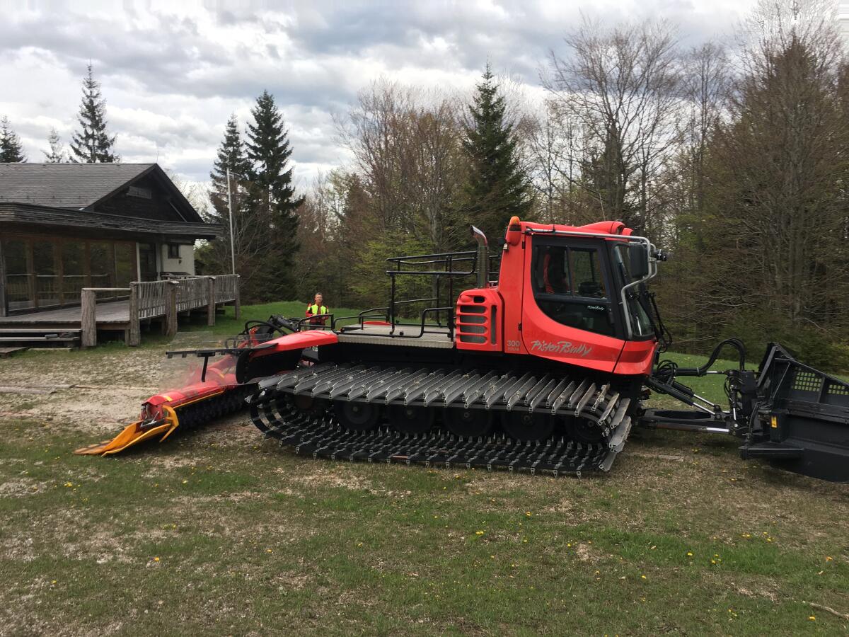 PistenBully 300 Polar 2
