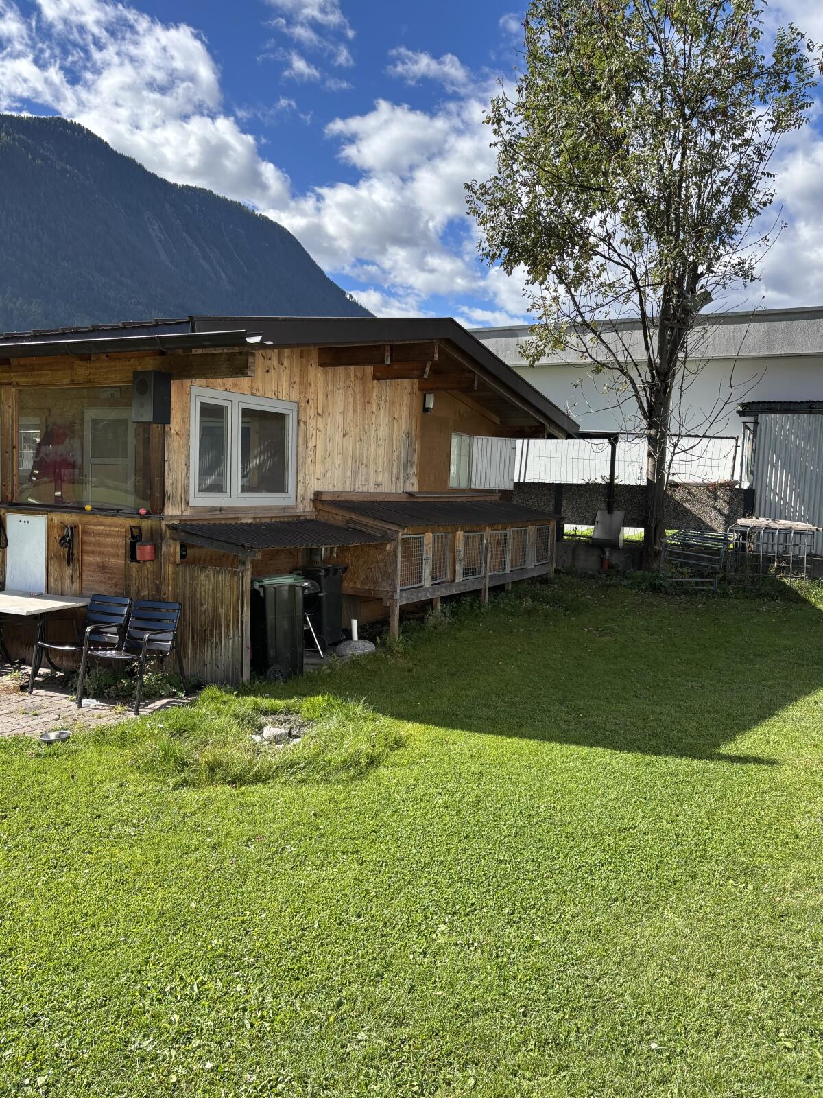 Hütte mit integriertem Container – vielseitig nutzbar 3