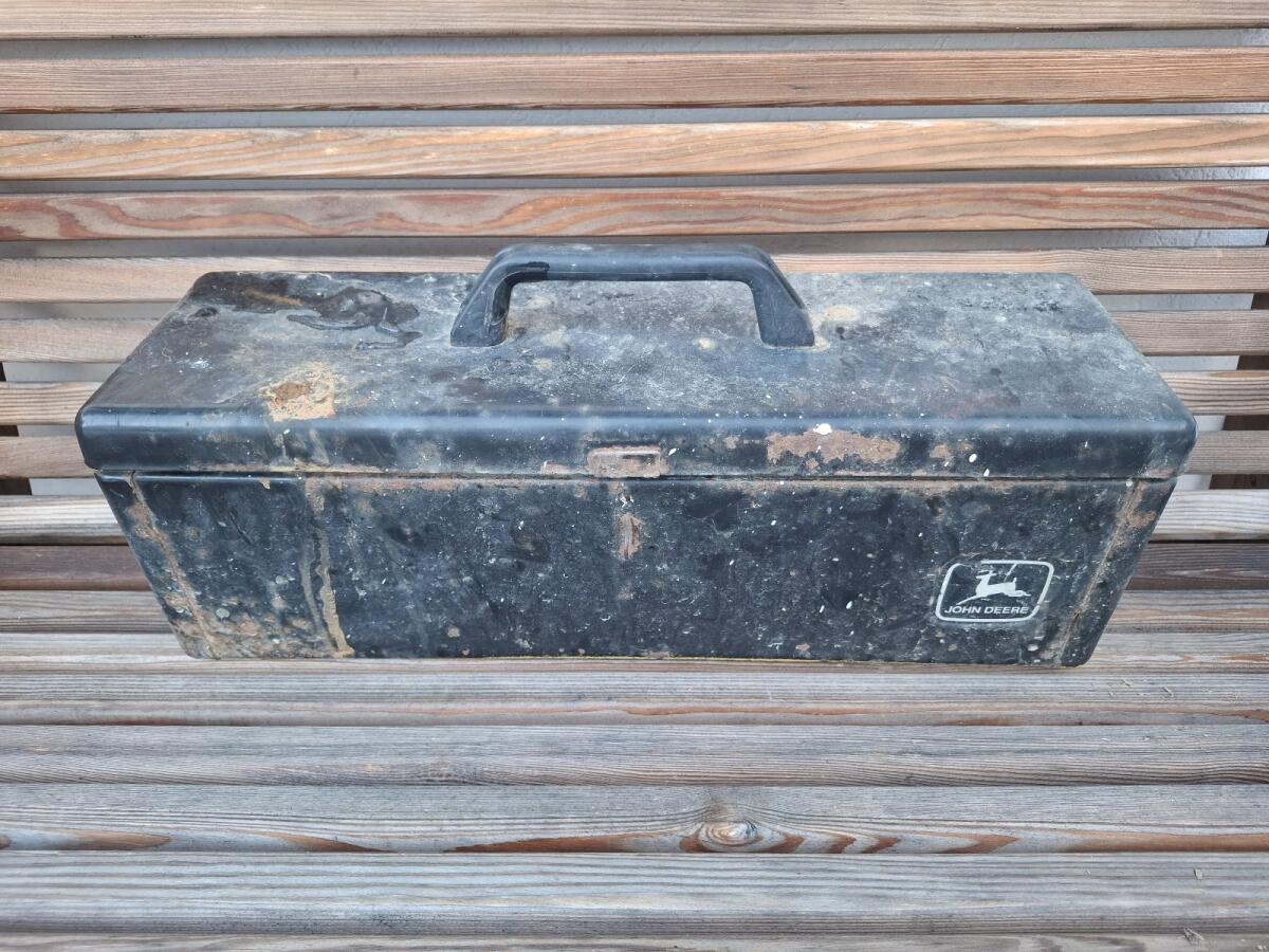 John Deere Werkzeugkiste 1