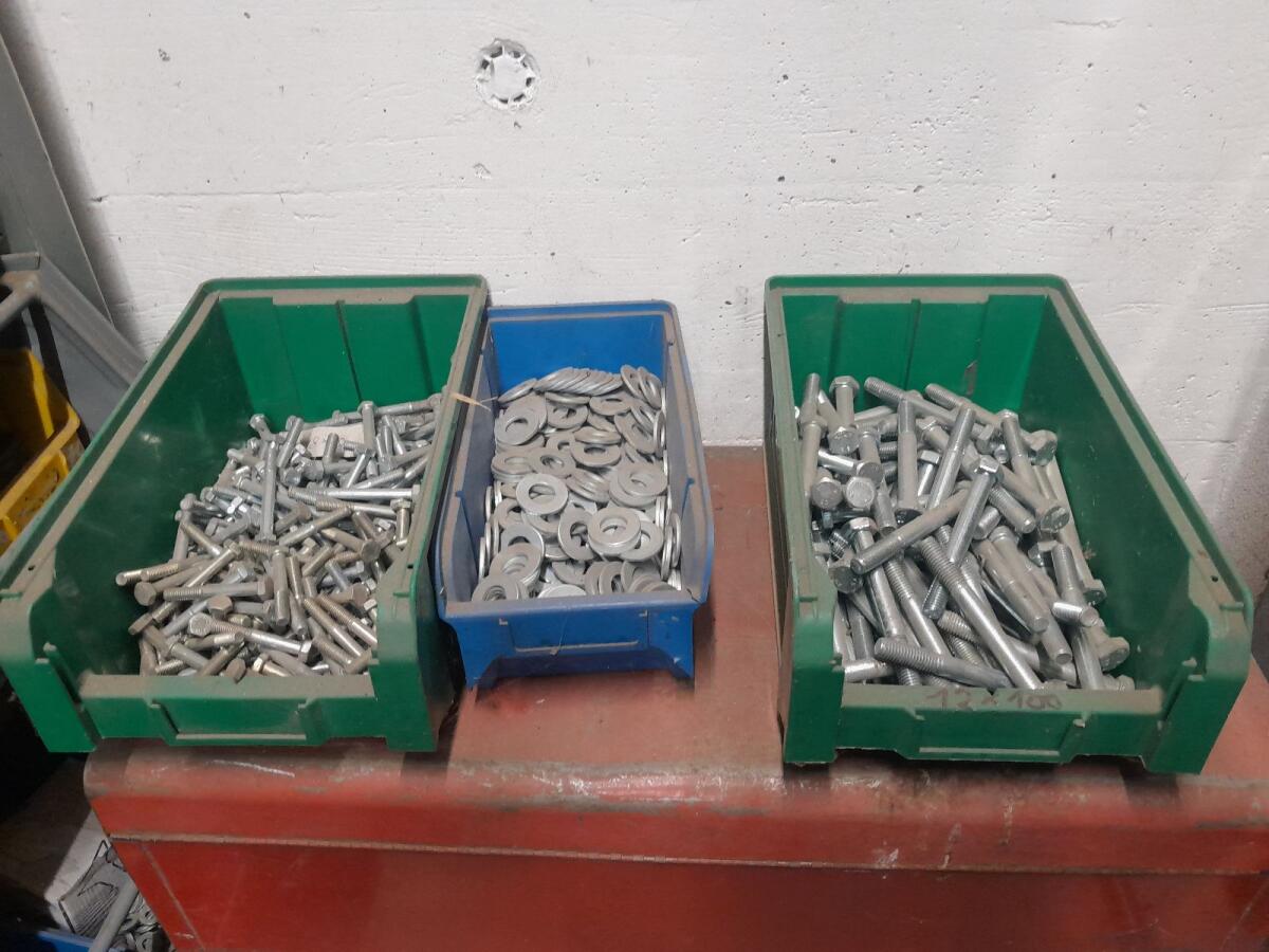 Schrauben und Muttern 2