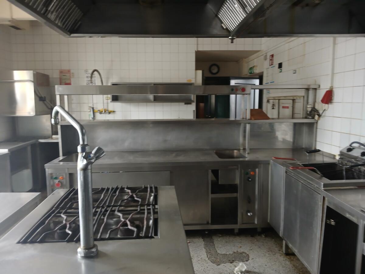 Gastronomieauflösung Nirosta Küche Sessel Tische Binnentüren 2