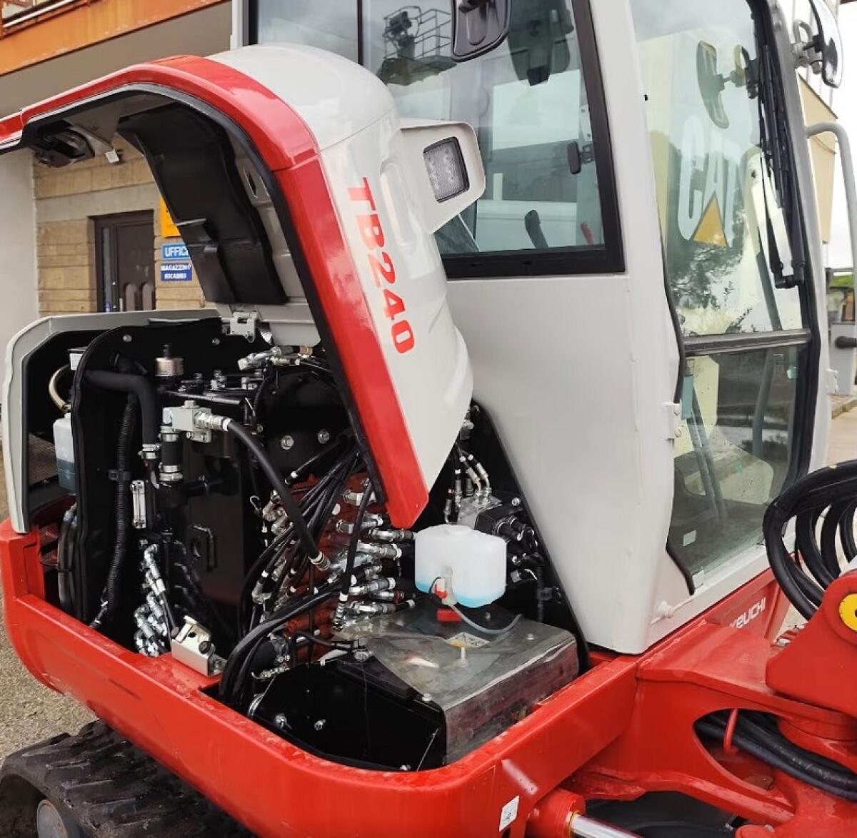 Takeuchi TB240 3
