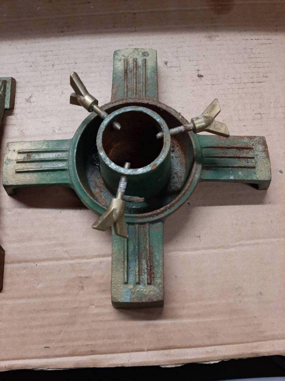 3 Weihnachtsbaumständer Guss 2