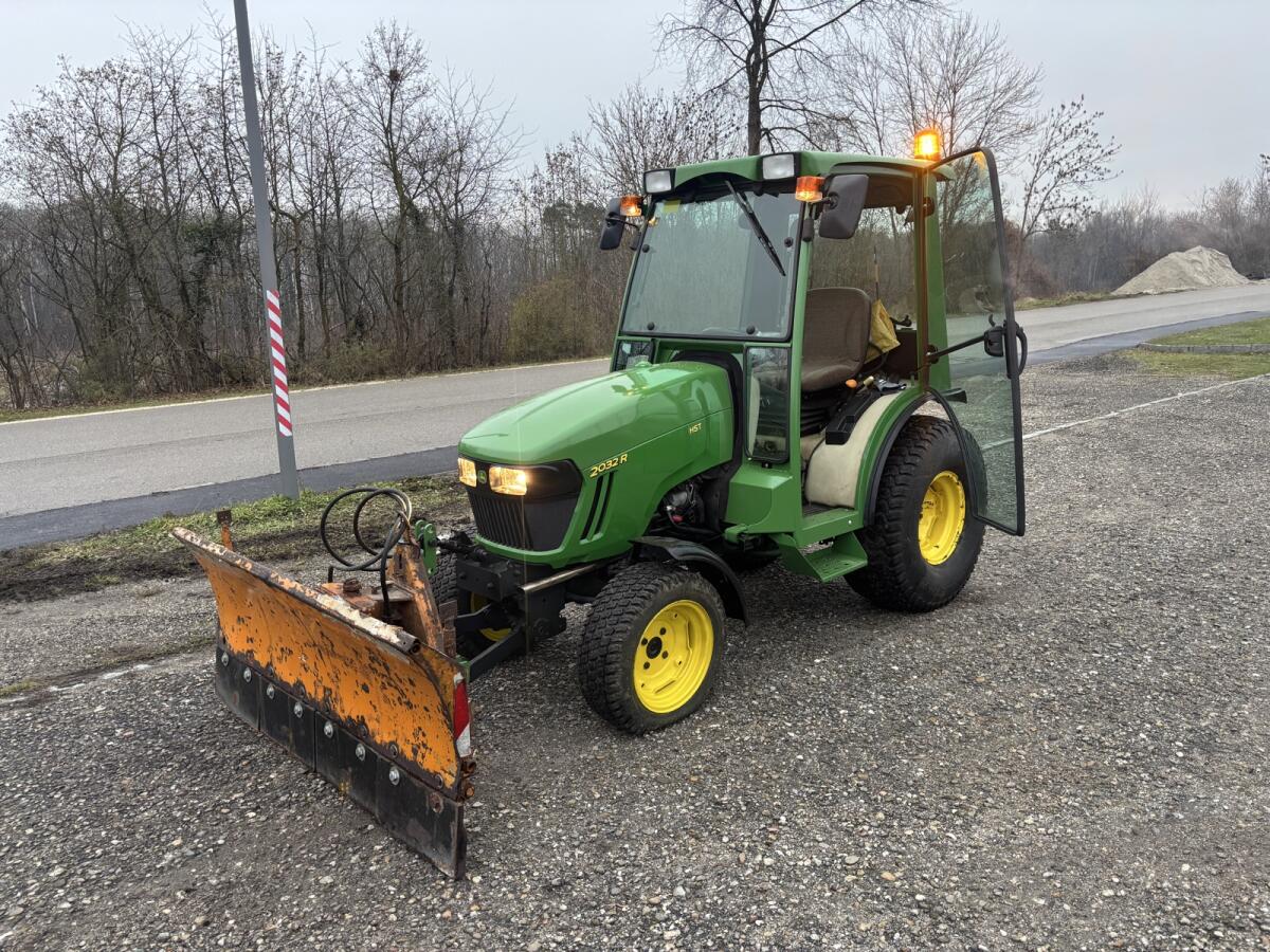 John Deere 2032R 3