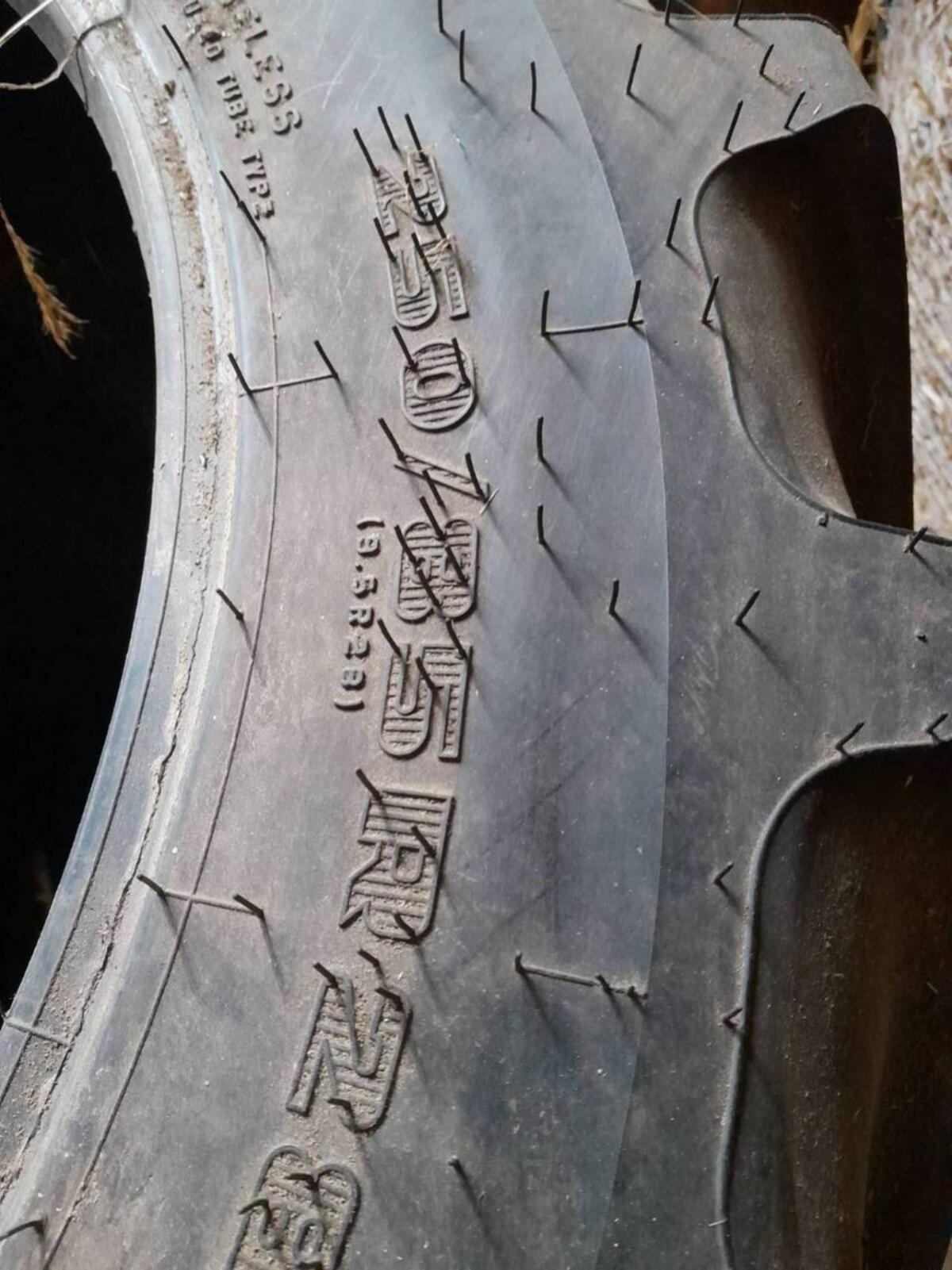 Verkaufe 2 Stk. 250/85 R28 Firestone Reifen 3