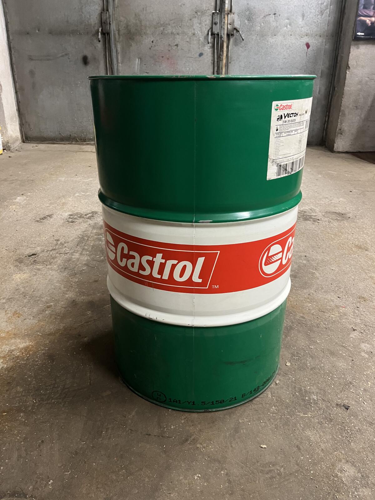 Ölfass 200 l Castrol und 60 l Eurolub 3