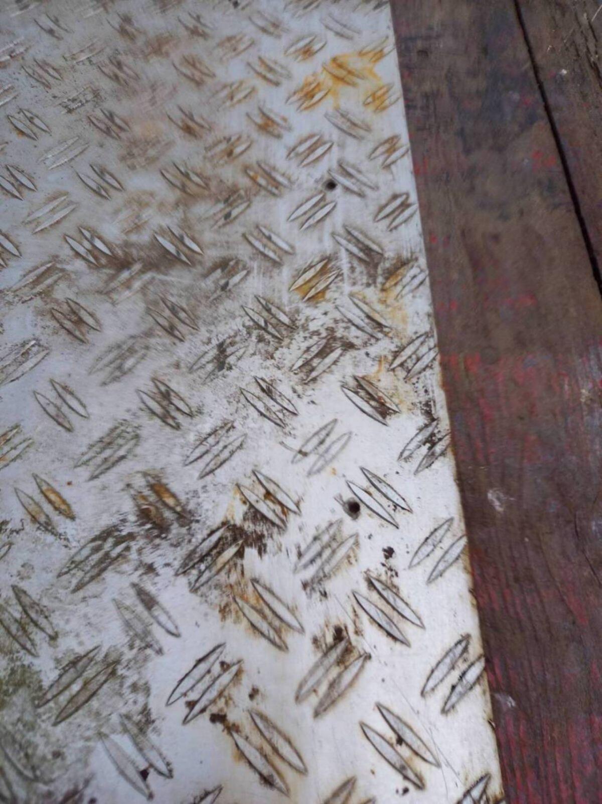 Gebrauchter Schachtdeckel aus Alu 3