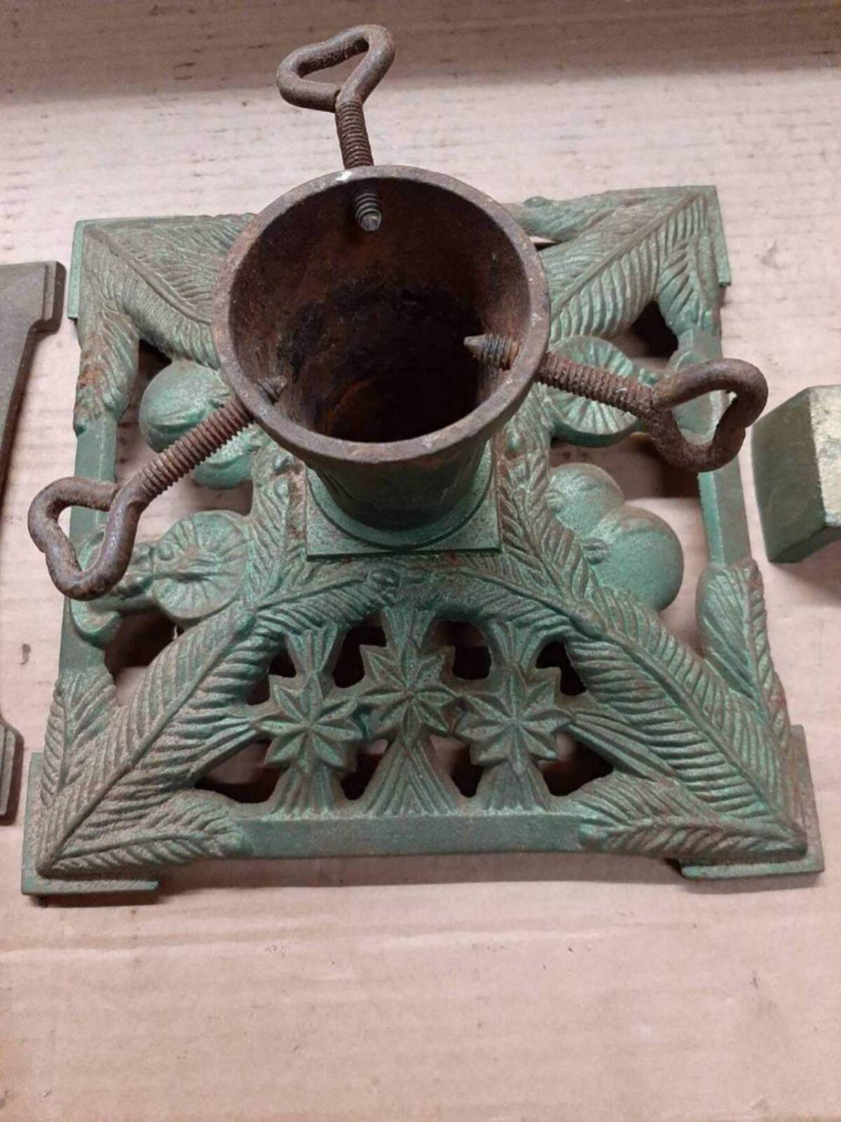 3 Weihnachtsbaumständer Guss 3