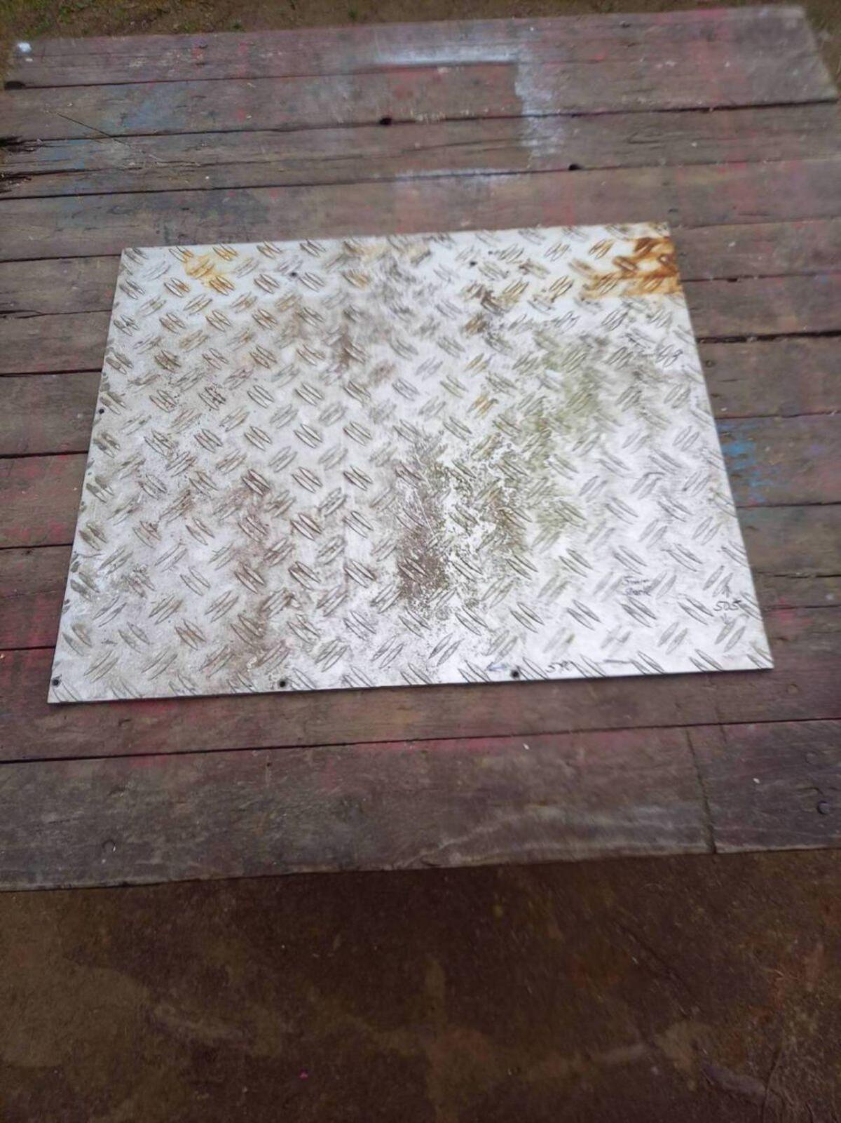 Gebrauchter Schachtdeckel aus Alu 1