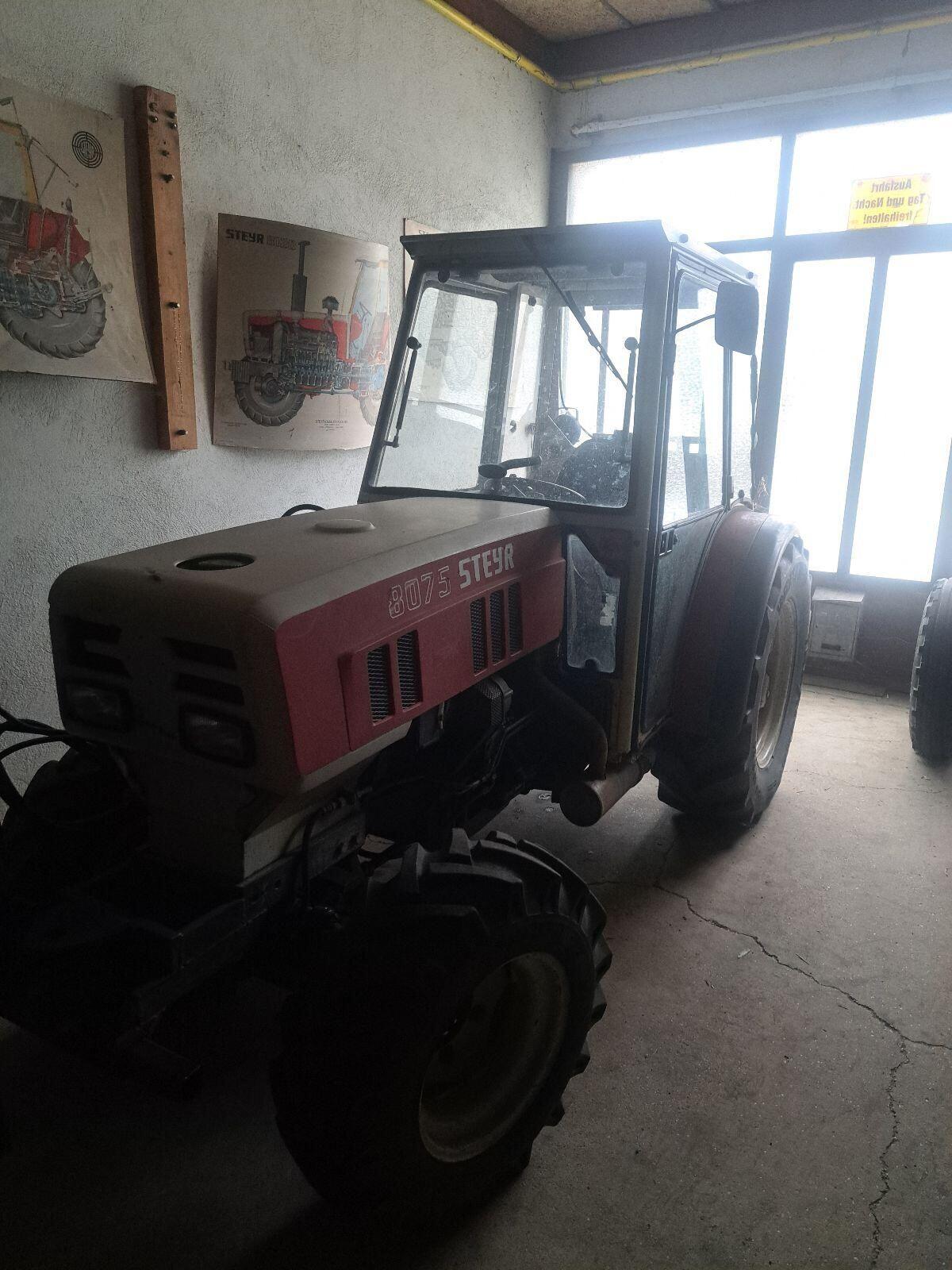 Traktor Steyr 8075 APS, Laubschneider, Konsole für Räumgerät 1