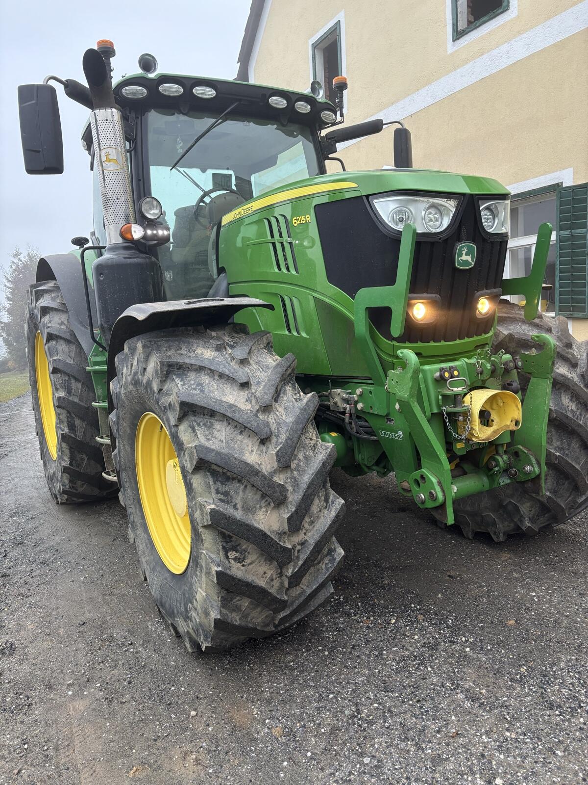 John Deere 6215R 1