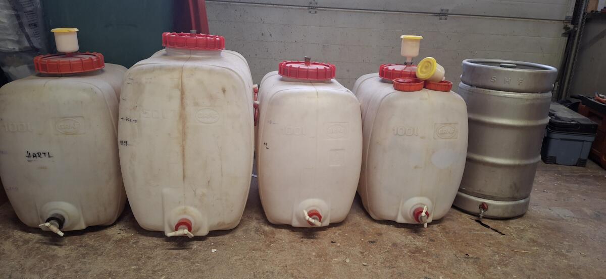 4 Stk. Mostfässer, 1 Stk. Alu-Druckfass 2