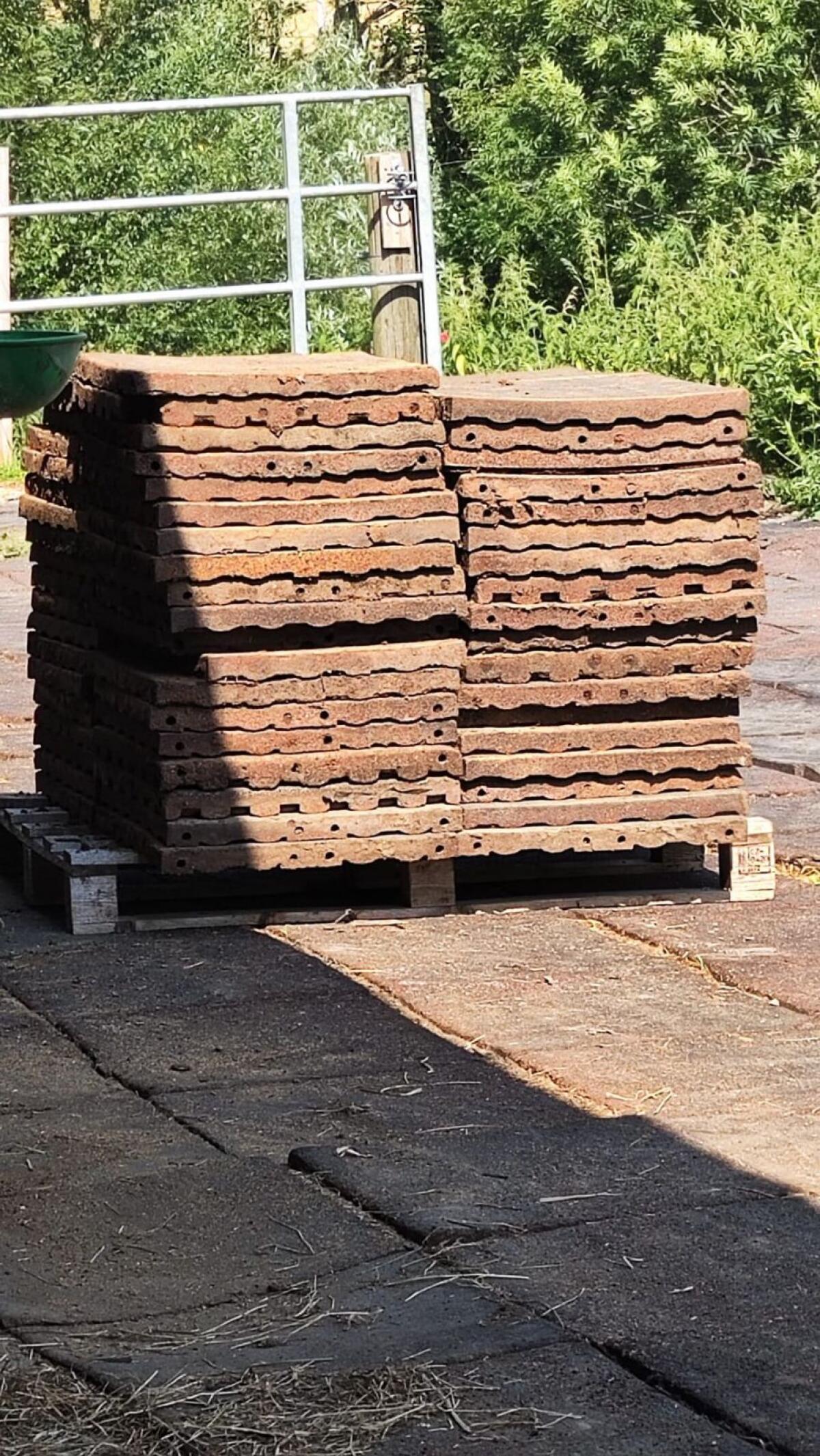 Robuste Fallschutzmatten, viereckig, ideal für Pferde 3