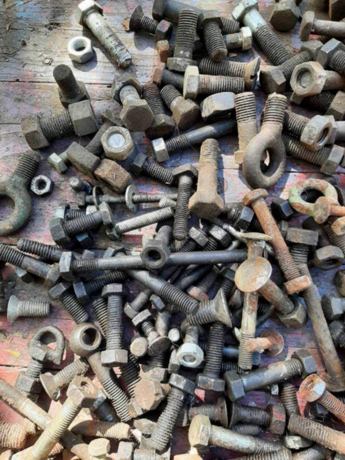 Schrauben, Muttern, schwarz 2