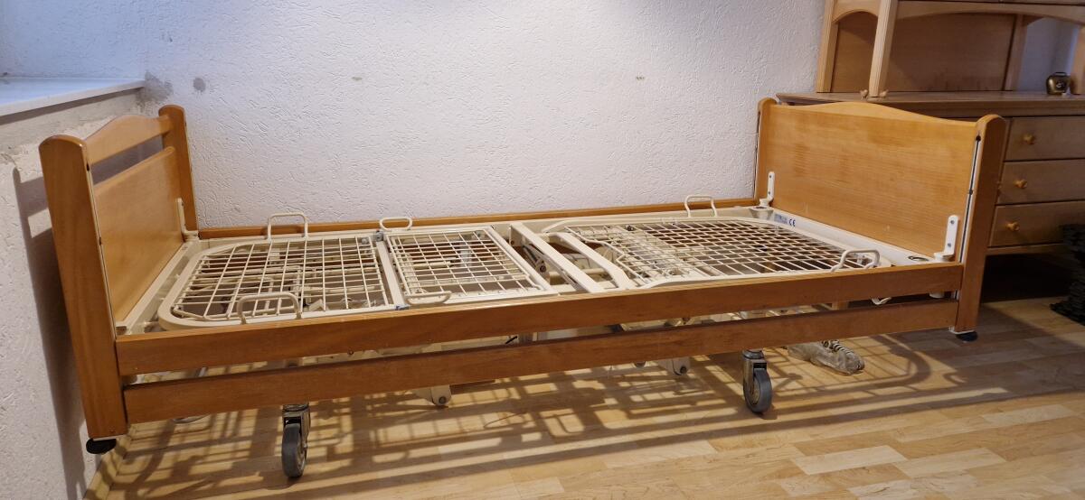 Pflegebett el. Krankenbett 2