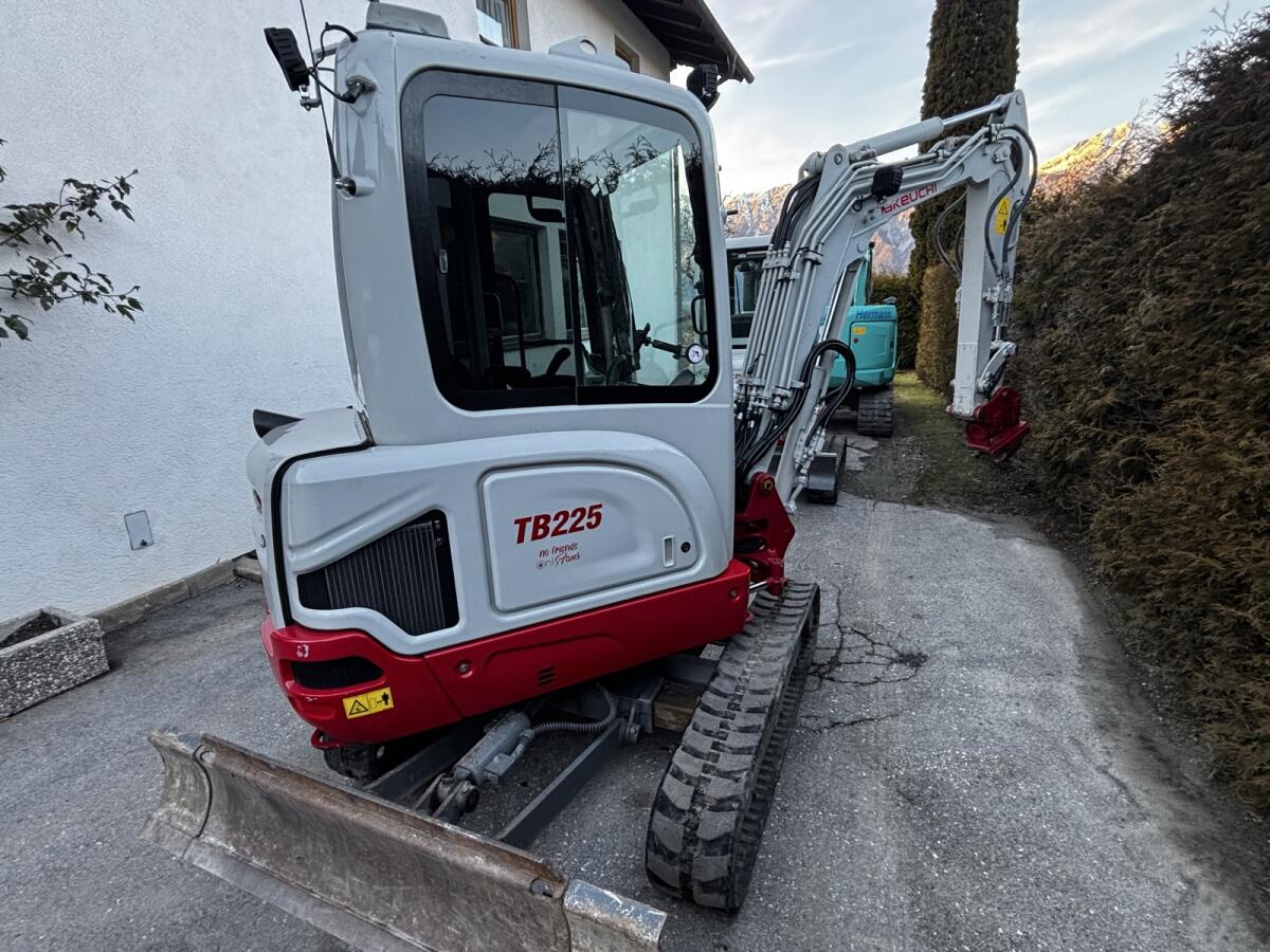 Takeuchi TB225 3