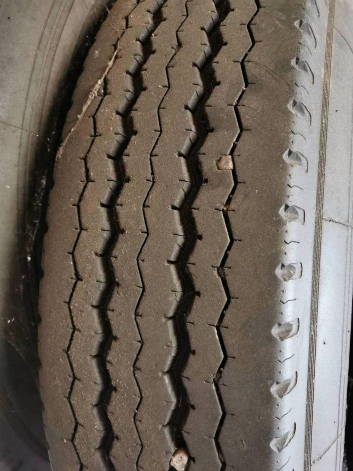 Lkw-Reifen mit Felgen 2