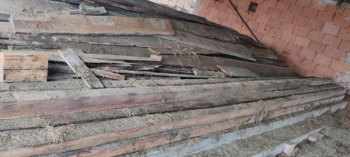 Altholz, handgehackte Balken, Heubodenbretter, Sporren 3