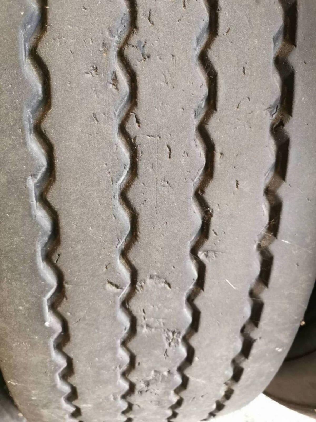 Lkw-Reifen mit Felgen 3