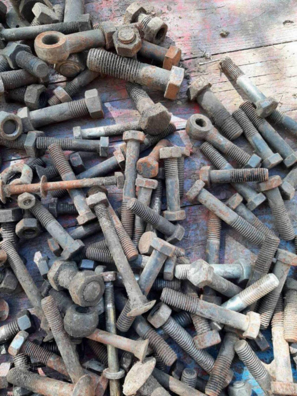 Schrauben, Muttern, schwarz 3