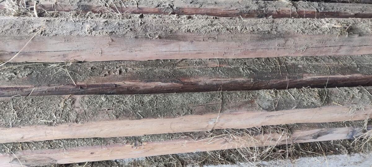 Altholz, handgehackte Balken, Heubodenbretter, Sporren 2