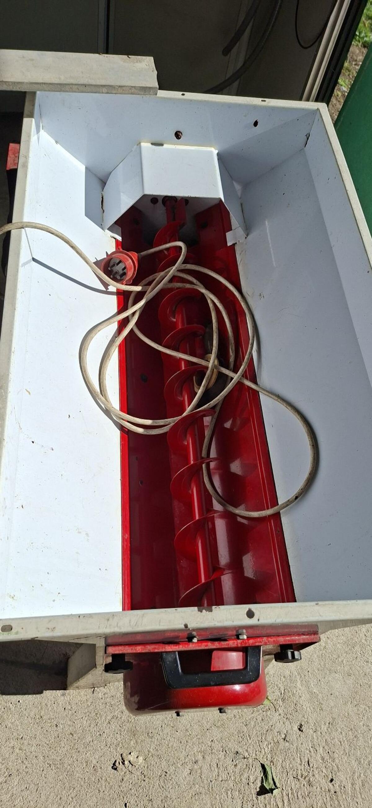 Abbeer Kellerei mit Pumpe Rebler Weintrauben 3