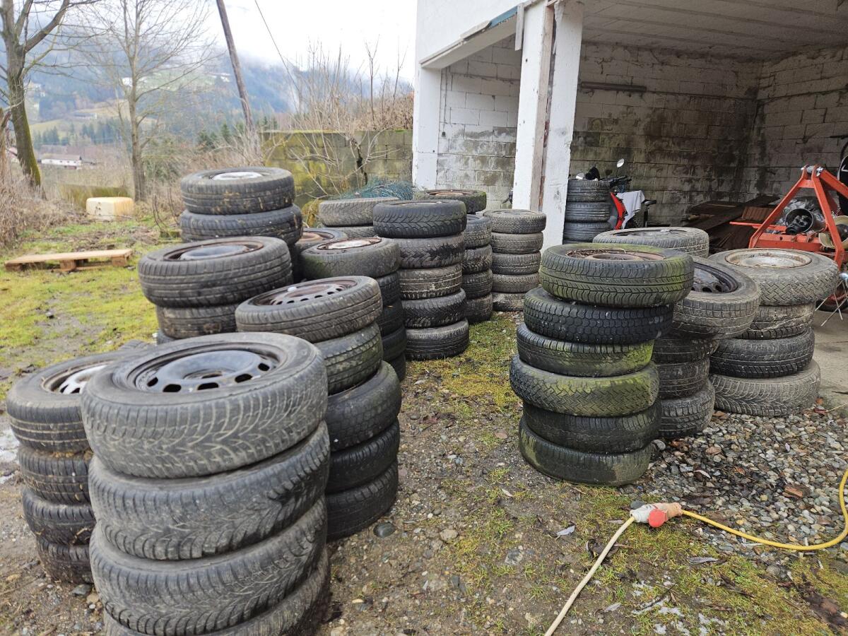 Autoreifen mit Felgen 2