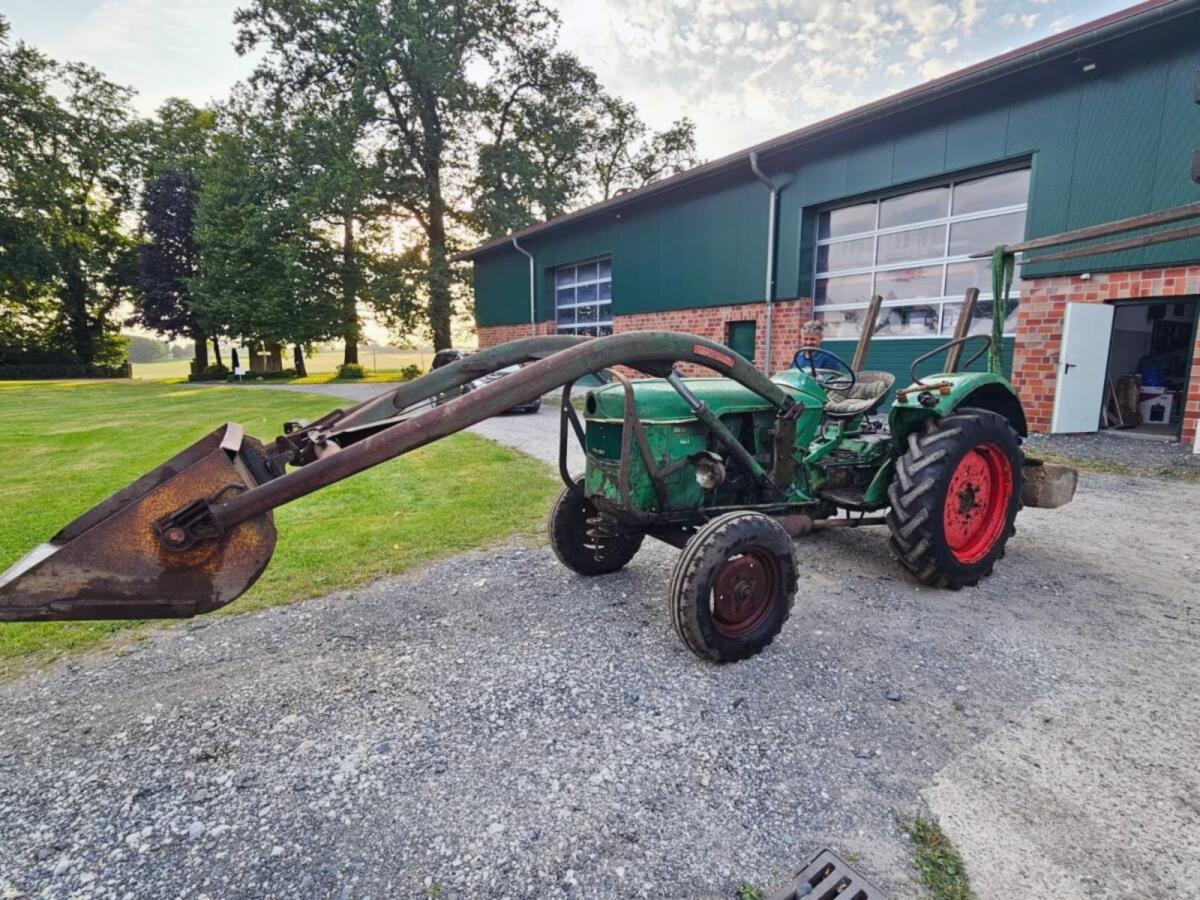 Deutz D25 mit Frontlader, Schaufel, Mistgabel und Gewichtsklotz 3