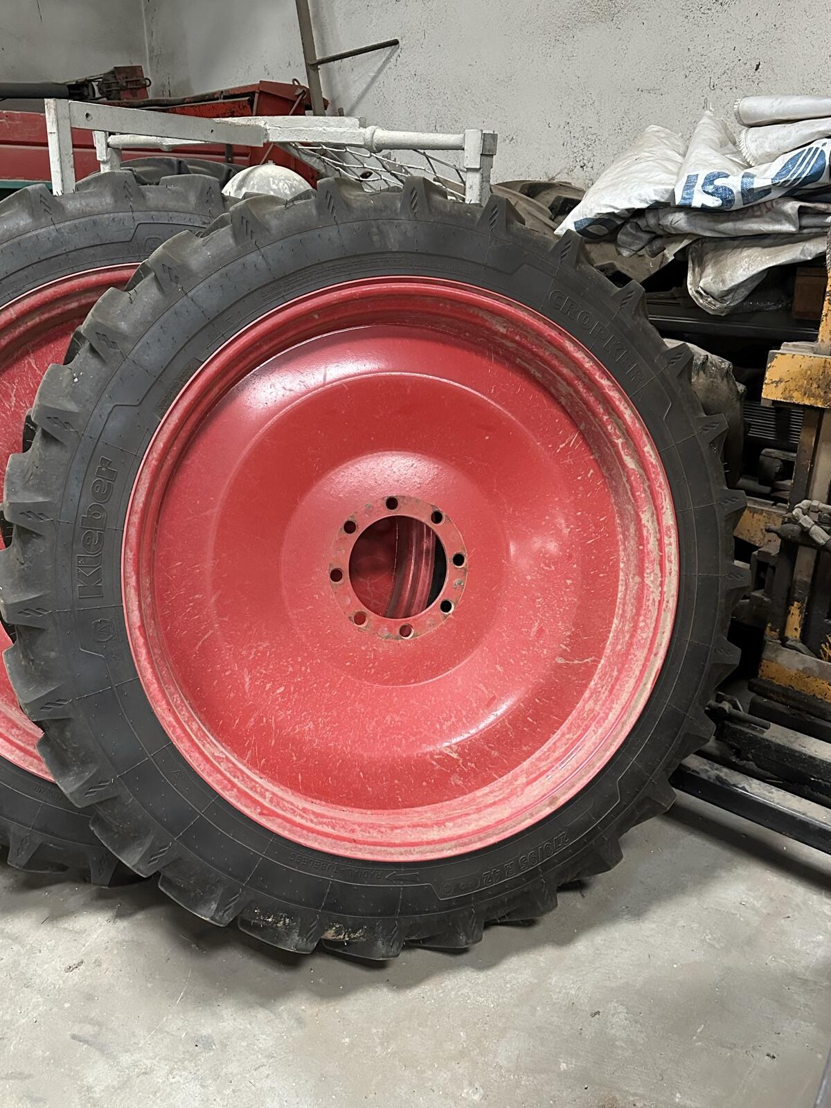 Pflegebereifung Fendt 200 Vario 1