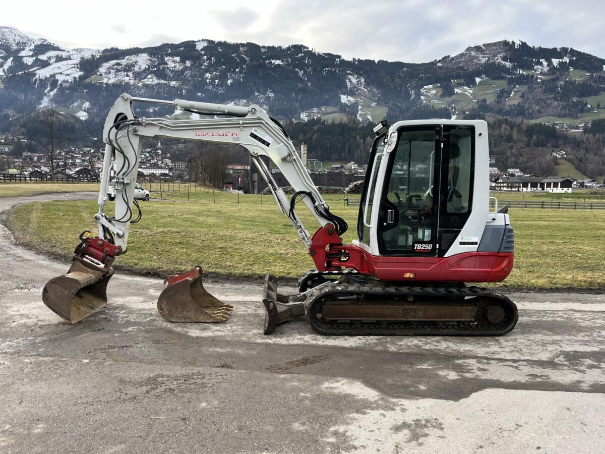 Takeuchi TB250 Bagger Powertilt 5 t Martin 2