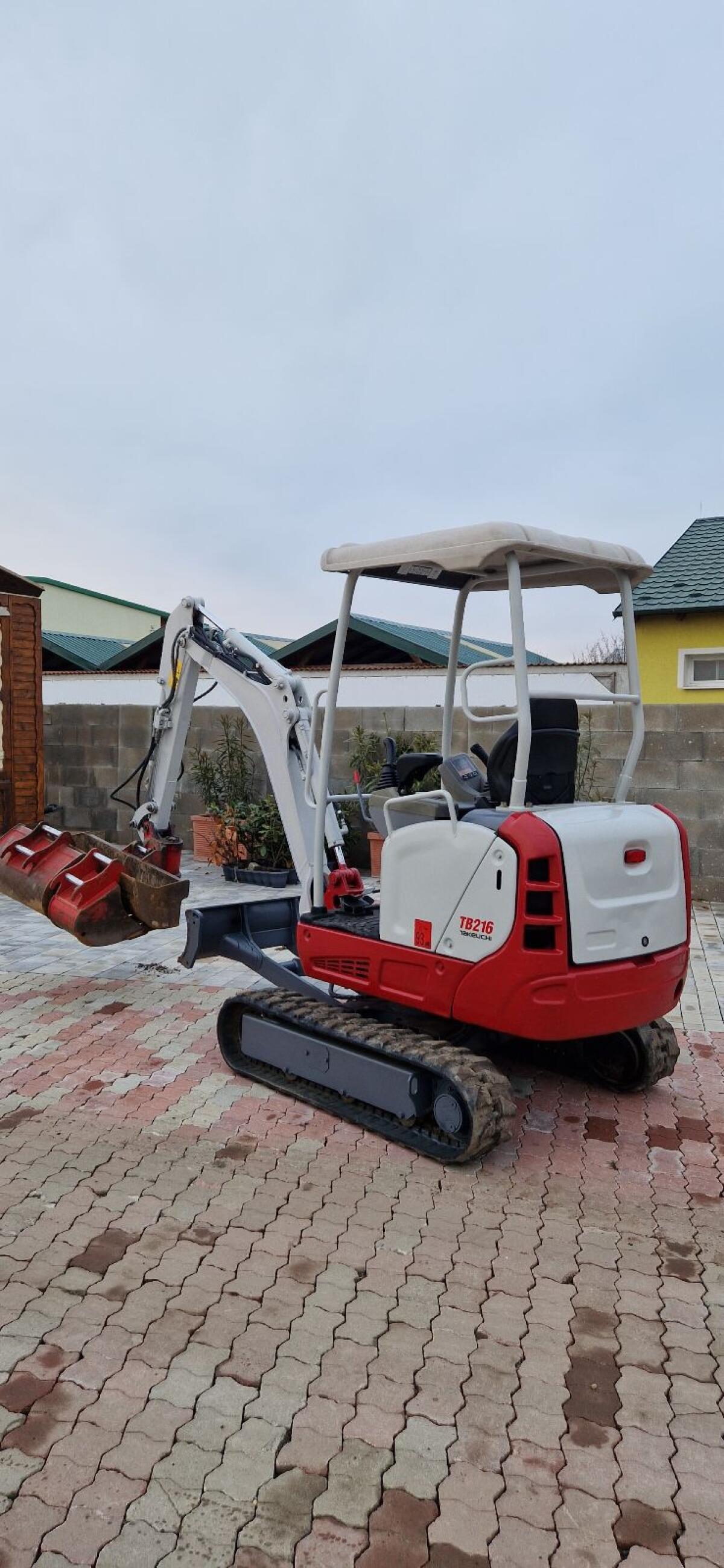 Takeuchi TB216 Powertilt 1